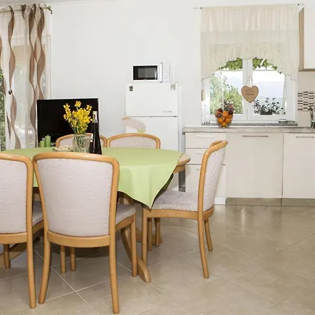 Semesterbostad House Stjepan Krusvar